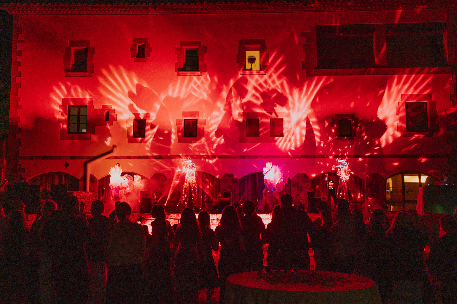 Fiesta nocturna con espectáculo de luces