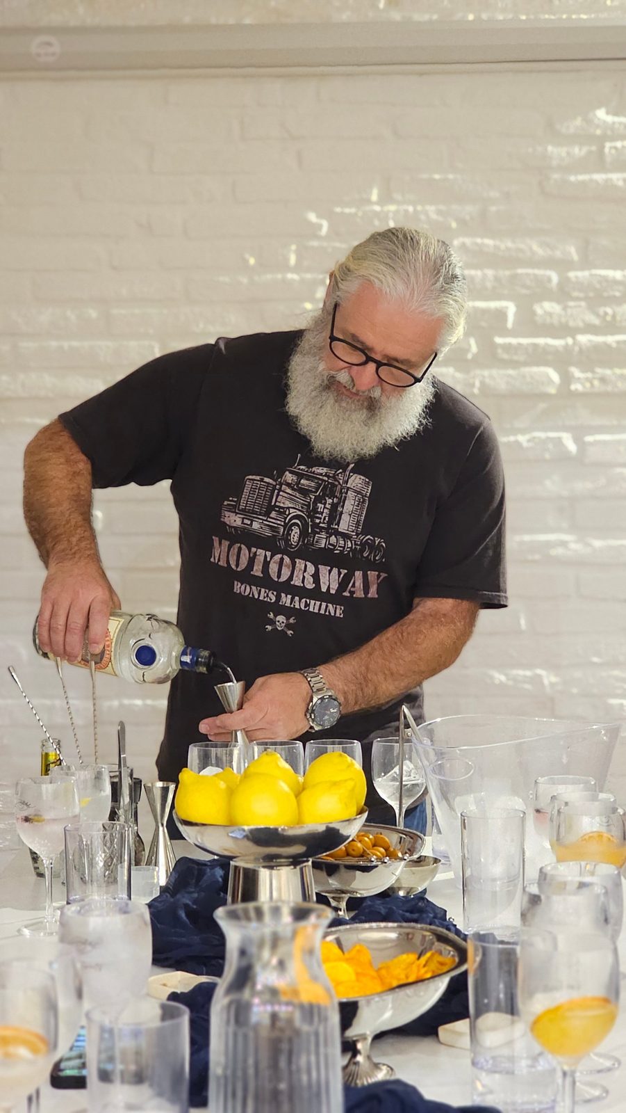 Bartender sirviendo ginebra durante la masterclass