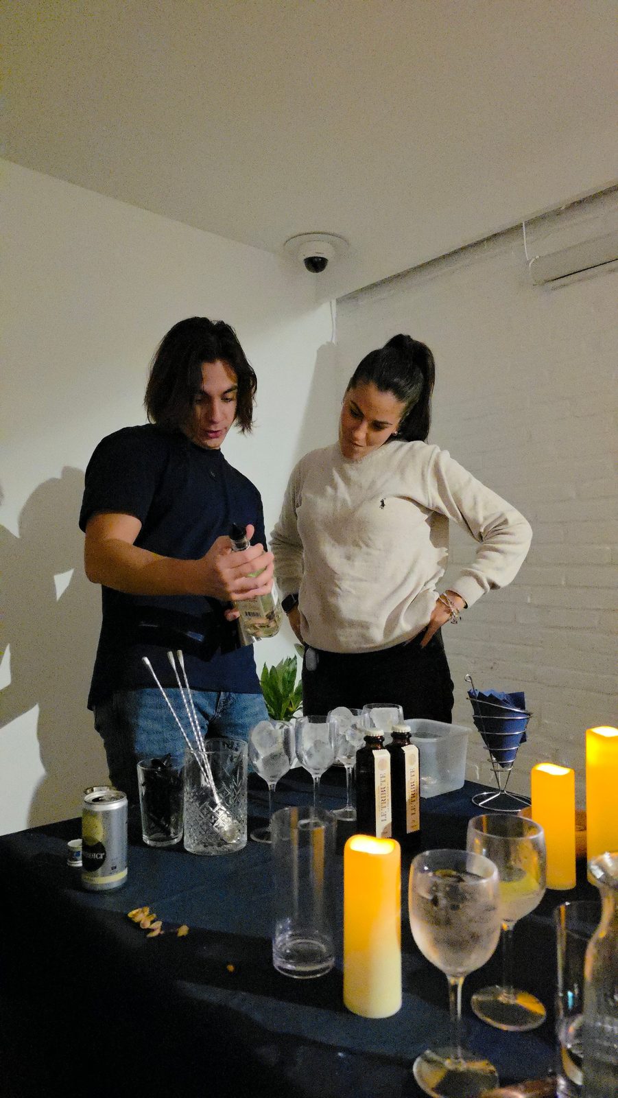 Preparando un gin tonic durante la masterclass
