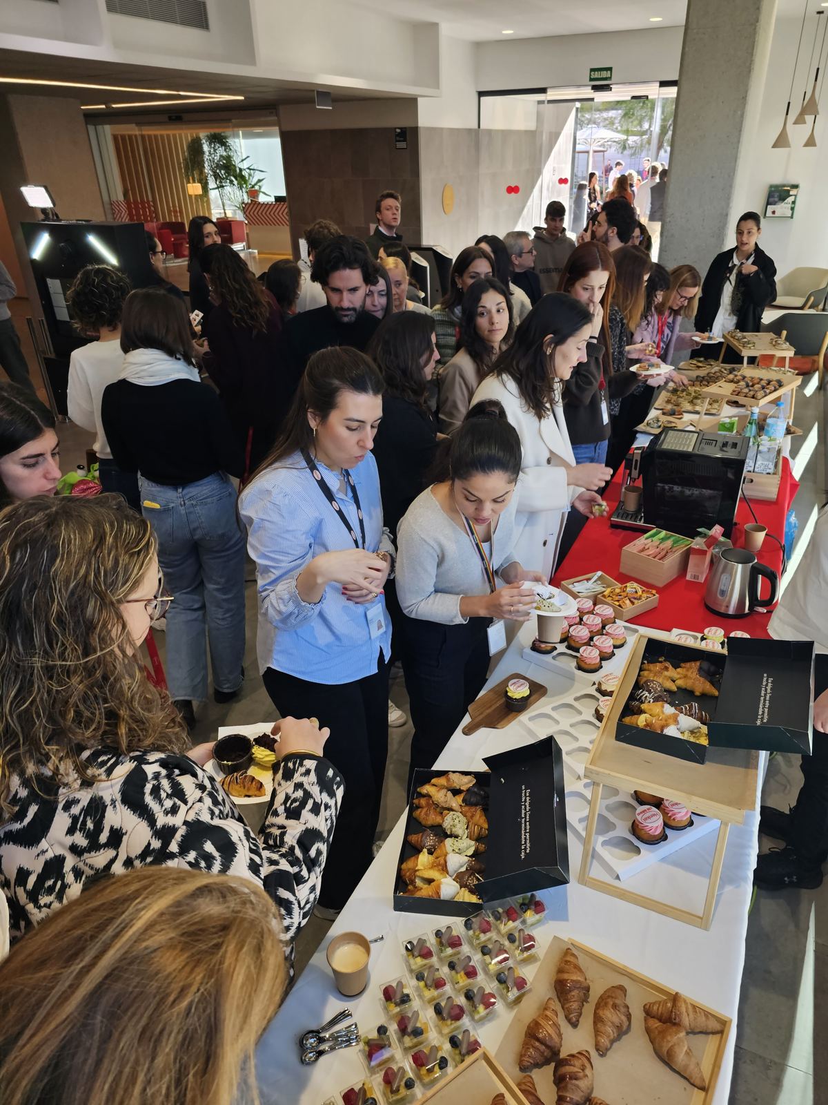 Desayuno de empresa organizado por Eye Events en una oficina