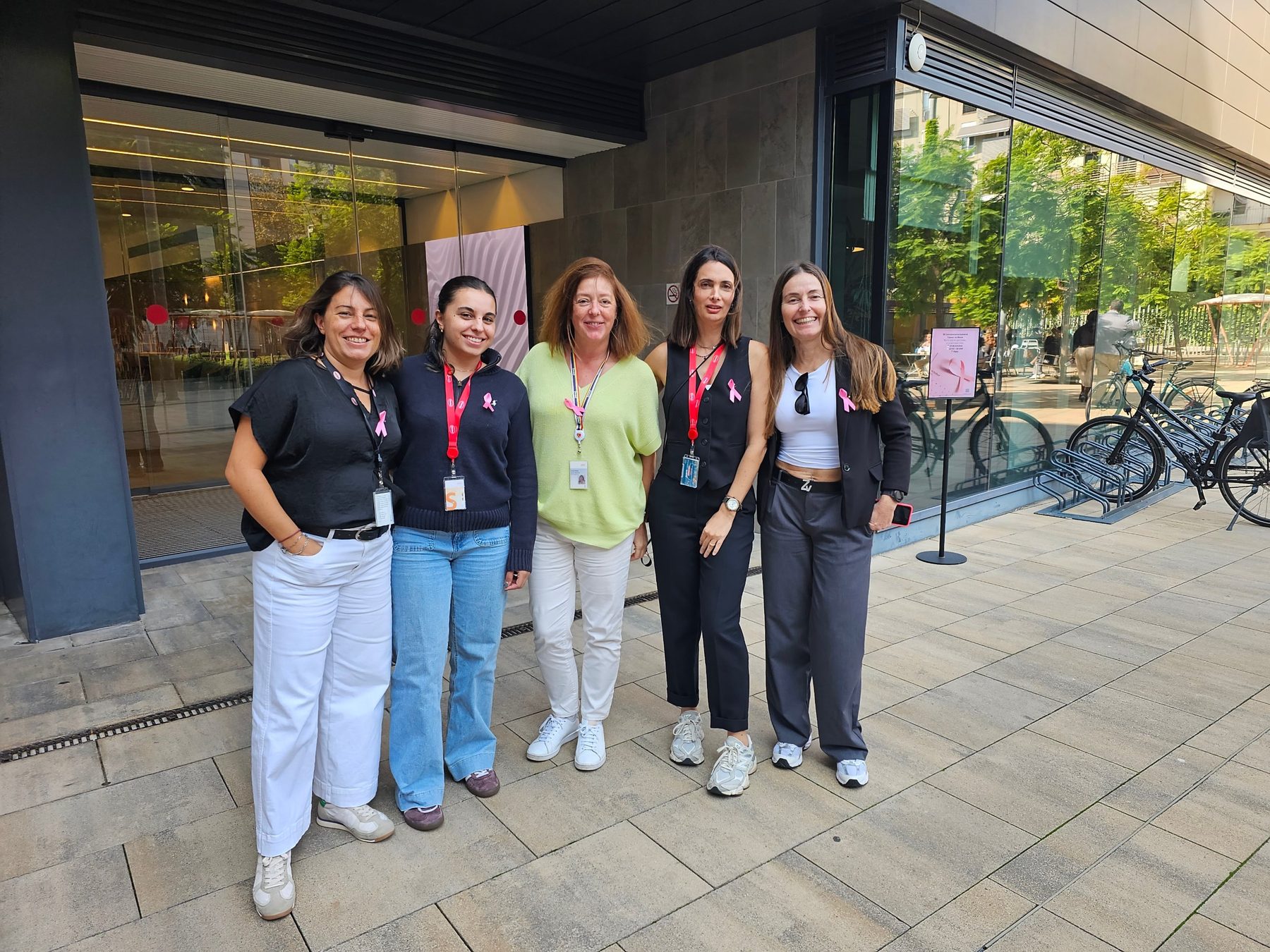 Jornada del Mes Rosa contra el cáncer de mama en un edificio de oficinas